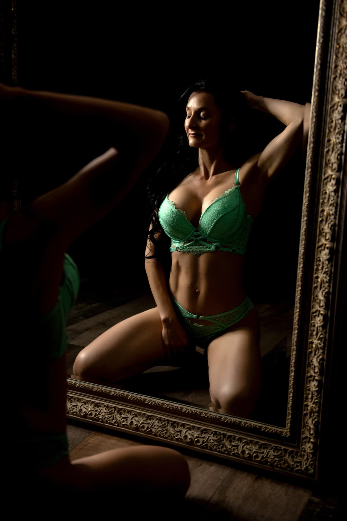 Glamorous looking glass boudoir session