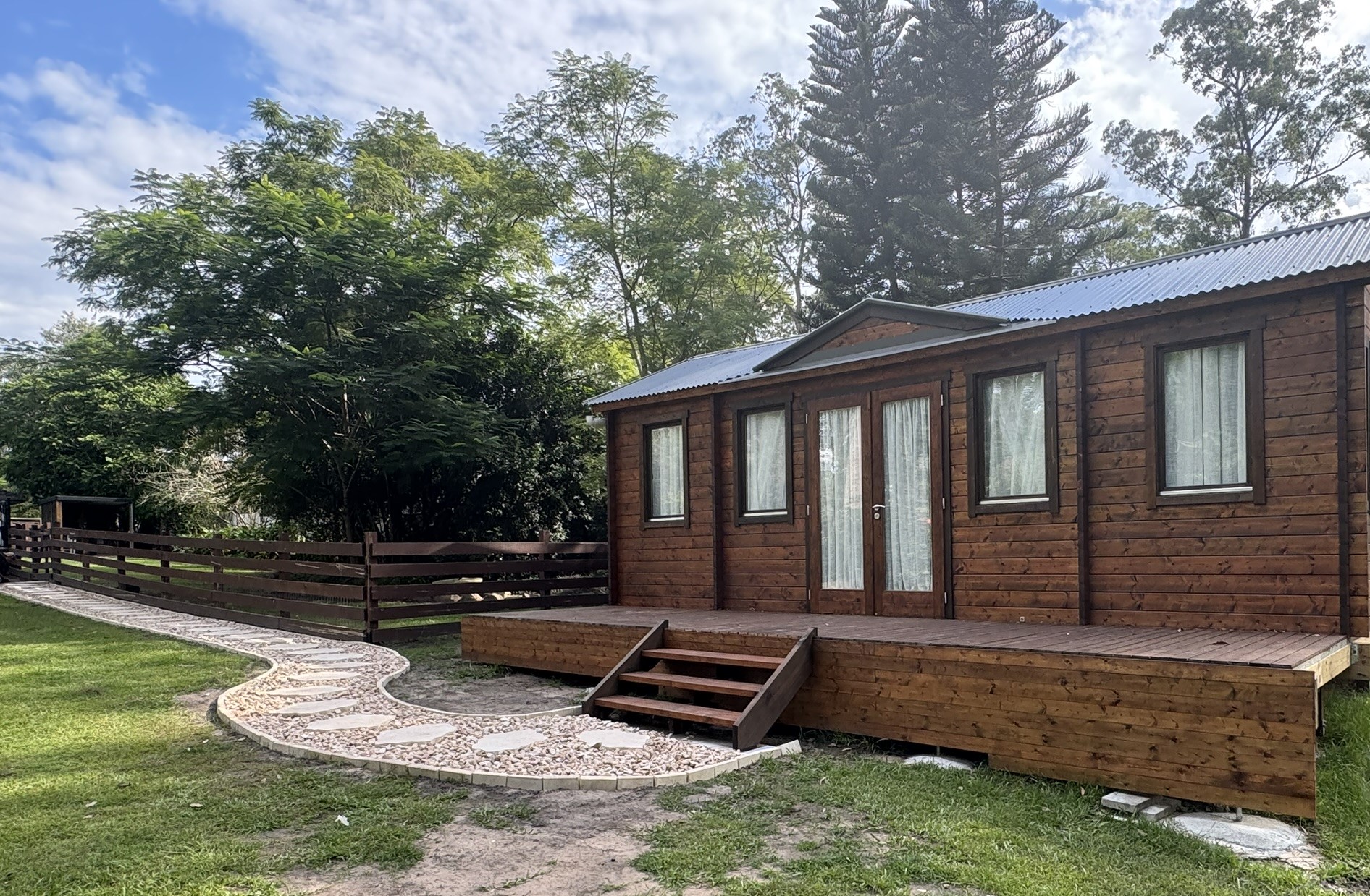 brisbane/ gold coast boudoir cabin with path